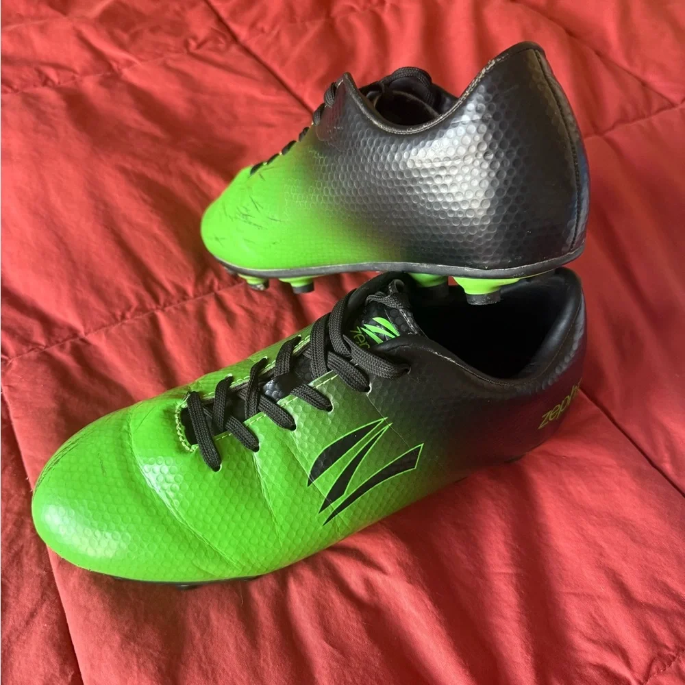 Big Kids’ Wide Traxx Soccer Cleats - Youth Size 6EE - Picture 5 of 11